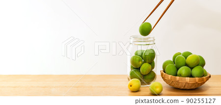 Making plum wine, plum work [early summer tradition] 90255127