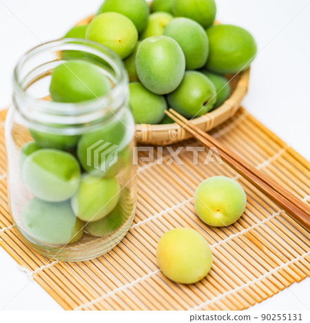 Making plum wine, plum work [early summer tradition] 90255131