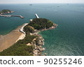 在晴朗的日子裡，在度假村從天空看到的大海 90255246