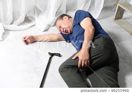 一位老人摔倒傷了腿 90255468