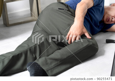 An elderly man who fell and hurt his leg 90255471