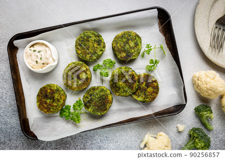 Broccoli and cauliflower fritters 90256857