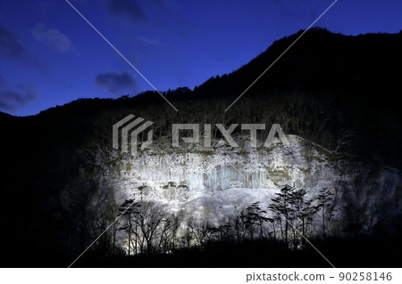 照亮神秘而美麗的冰幕(長野縣木曾町白川冰柱) 照亮神秘而美麗的冰幕(長野縣木曾町白川冰柱) 90258146