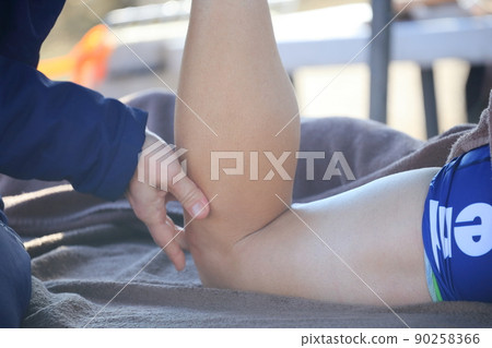 Relax muscles with massage and recover from body fatigue Sports massage Relax muscles with massage and recover from body fatigue Sports massage 90258366