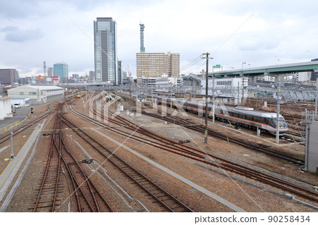 Overlooking the direction of Sasashima Live Station, where many railroad tracks run side by side (Global Gate Building, Nagoya City, Aichi Prefecture) Overlooking the direction of Sasashima Live Station, where many railroad tracks run side by side (Global Gate Building, Nagoya City, Aichi Prefecture) 90258434