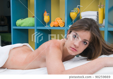 young woman having a treatment for her skin in a beauty salon 90259669