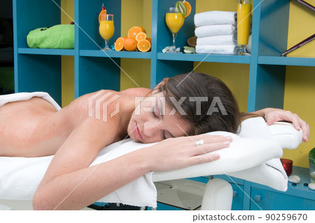 young woman having a treatment for her skin in a beauty salon 90259670