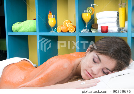young woman having a treatment for her skin in a beauty salon 90259676