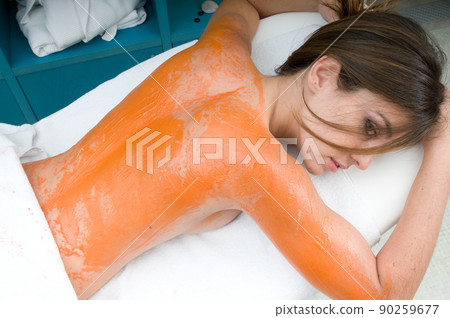 young woman having a treatment for her skin in a beauty salon 90259677
