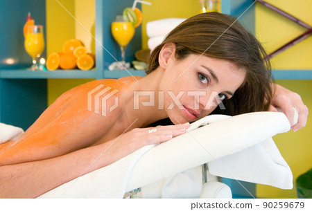 young woman having a treatment for her skin in a beauty salon 90259679