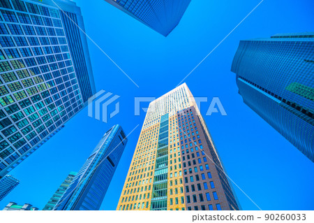 日本的東京城市景觀 5 月，但它是東京的第一個仲夏日，從早晨開始就有強烈的陽光。看汐留的摩天大樓 = 29th 90260033
