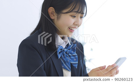 女學生一邊看智能手機一邊高興 高中生 初中生 90260123