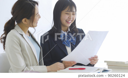 對補習班考試成績感到滿意的女學生 高中生 初中生 90260124