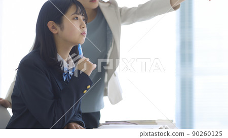 在補習班上課的女學生 高中生 初中生 90260125