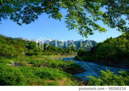 (Gunma Prefecture) Minakami Town, a spectacular view of the fresh greenery and the Tanigawa mountain range 90260216