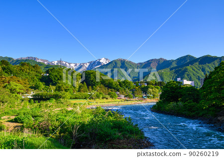 (Gunma Prefecture) Minakami Town, a spectacular view of the fresh greenery and the Tanigawa mountain range 90260219