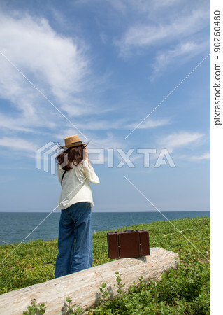 Image of the sea and travelers 90260480