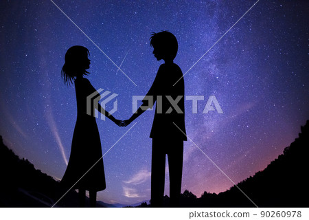 一對夫婦凝視銀河系和背景星空的剪影。夏天愛的形象。 一對夫婦凝視銀河系和背景星空的剪影。夏天愛的形象。 90260978