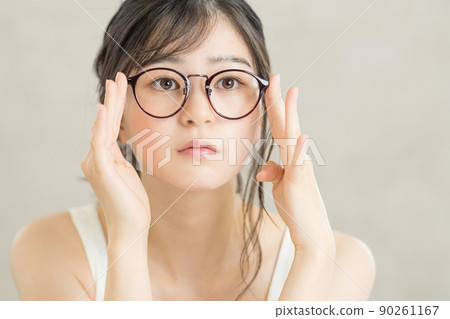 年輕女性眼鏡美女 90261167