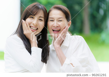 Portrait of female parent and child 90261291