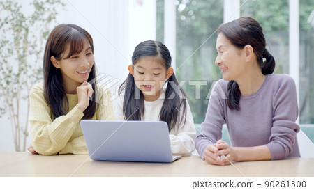 三代家庭在客廳使用電腦 90261300