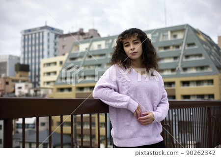 Cityscape and women seen from the roof 90262342