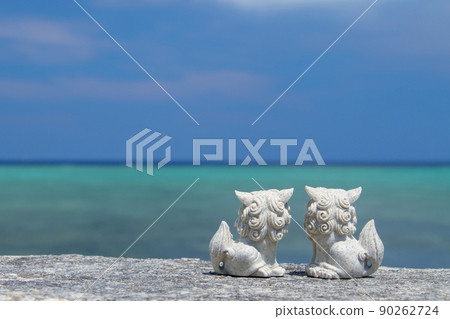 Shisa couple staring at the blue sea of Okinawa 90262724
