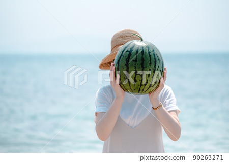 一個女人用西瓜 90263271