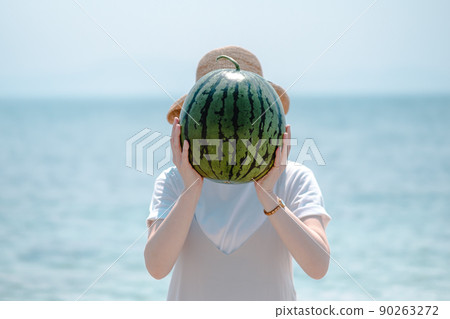 一個女人用西瓜 90263272