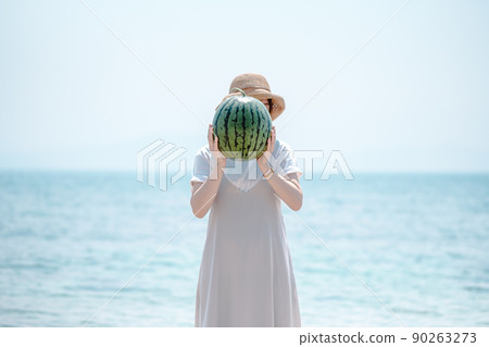 一個女人用西瓜 90263273