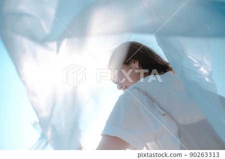 一個女人感覺到風 一個女人感覺到風 90263313