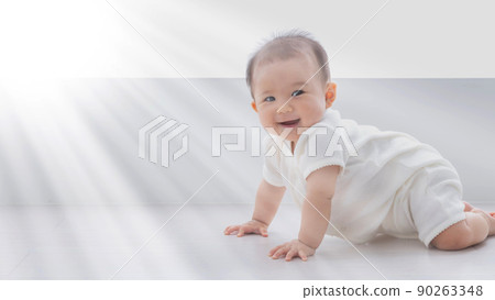 baby crawling on the floor 90263348