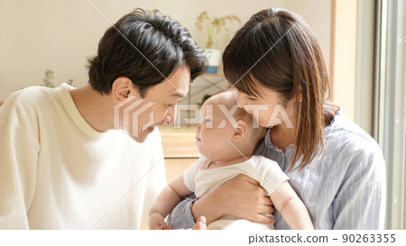 看嬰孩的夫婦 90263355