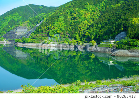 有馬大壩 Naguri 湖 從頂部看 水鏡 春天 新鮮的綠色風景 有馬大壩 Naguri 湖 從頂部看 水鏡 春天 新鮮的綠色風景 90263418