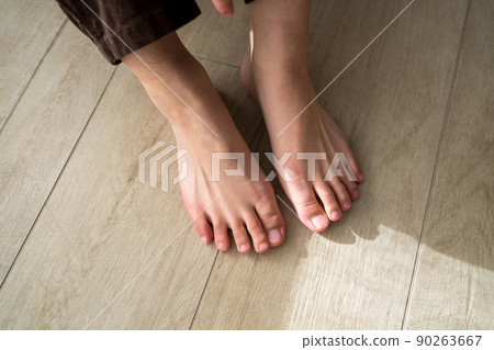 Living barefoot Living barefoot 90263667