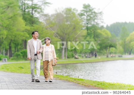 Senior couple outdoors 90264045