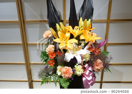 Flower arrangement of artificial flowers 90264088