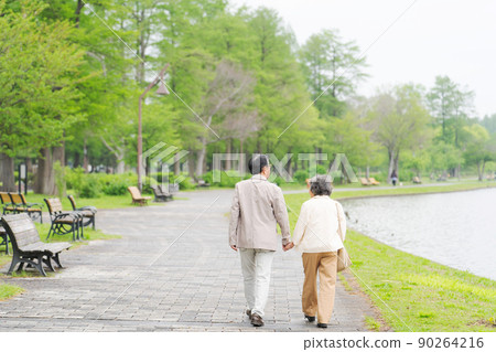 Senior couple outdoor back view 90264216