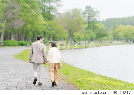 Senior couple outdoor back view 90264217