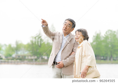 Senior couple outdoors 90264505