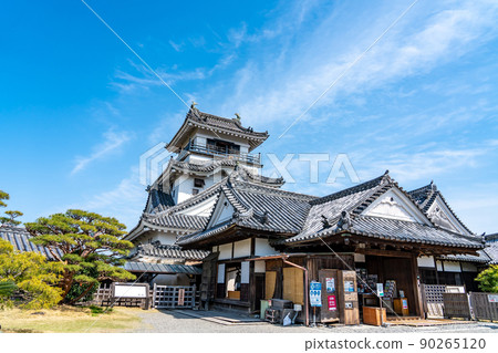 The castle tower of Kochi Castle, which continues from the Honmaru Palace in Kochi City, Kochi Prefecture 90265120