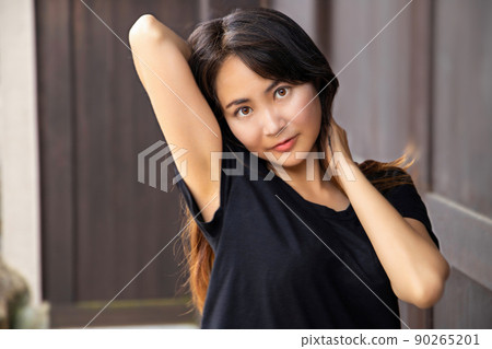 舉起右臂擺姿勢的女人 90265201