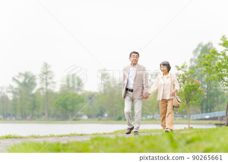 走在公園的資深夫婦 走在公園的資深夫婦 90265661