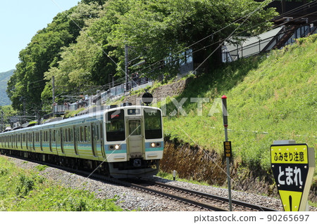 A train that passes through Obasute Station, where you can see the windows of Japan's three major trains A train that passes through Obasute Station, where you can see the windows of Japan's three major trains 90265697