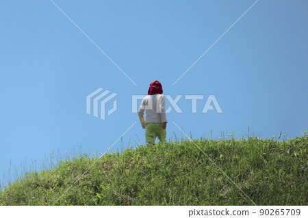 一個孩子站在草地上的形象 一個孩子站在草地上的形象 90265709