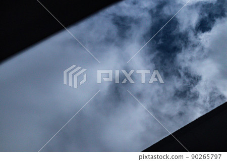 烏雲和黑暗的背景 90265797