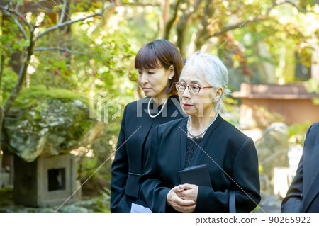 身著喪服參加葬禮的死者家屬和弔唁客人 90265922