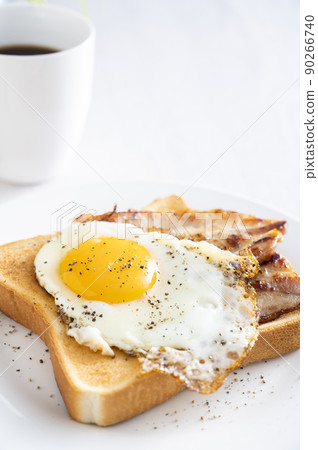 Bacon and egg toast Bacon and egg toast 90266740