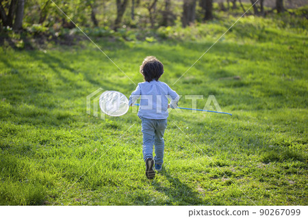 Children picking insects 90267099