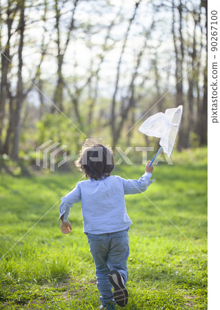 孩子們採摘昆蟲 孩子們採摘昆蟲 90267100